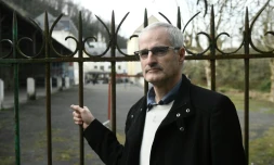 Alain Esquerre, porte-parole du collectif des victimes de Bétharram, devant l'entrée du collège "Le Beau Rameau", le 28 mars 2025 à Lestelle-Bétharram, dans les Pyrénées-Atlantiques