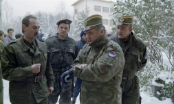 Ratko Mladic, l'ex-chef militaire des Serbes de Bosnie, le deuxiÚme à droite sur la photo, dans la banlieue de Sarajevo, le 15 février 1994