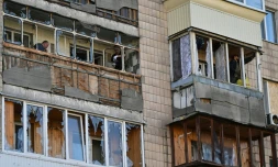 Les vitres d'un immeuble d'habitation soufflées après une attaque de missile et de drone dans la localité ukrainienne de Brovary, près de Kiev, le 14 mars 2026 