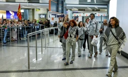 Des militants français, détenus et expulsés par Israël après l'interception de leur flottille à destination de Gaza, accueillis par des sympathisants à leur arrivée à l'aéroport Roissy Charles-de-Gaulle, près de Paris, le 22 mai 2026