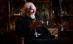 Le père Guéorgui Edelchtein, 89 ans, dans son église de Novo-Bely Kamen, sur les rives de la Volga, le 25 avril 2022