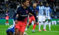 La joie de l'attaquant français de l'Atlético Madrid, Antoine Griezmann, aprÚs avoir ouvert le score sur la pelouse de Porto, lors de la 6e journée du groupe B de la Ligue des Champions, le 7 décembre 2021