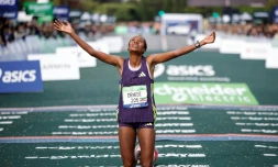 L'Ethiopienne Shure Demise, victorieuse du marathon de Paris en établissant un nouveau record en 2h18:34, le 12 avril 2026