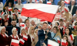 Le maire pro-UE de Varsovie, Rafal Trzaskowski, candidat à la présidentielle polonaise, brandit un drapeau polonais devant ses sympathisants, à Sandomierz, à l'issue du 1er tour, le 18 mai 2025