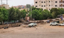 Des barricades de terre dans une rue de Khartoum pendant des combats entre l'armée et les paramilitaires, le 27 avril 2023 au Soudan