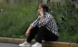 Une proche attend des nouvelles d'un mineur porté disparu après un coup de grisou dévastateur qui a tué au moins 82 ouvriers, le 24 mai 2026 dans le district administratif de Qinyuan, dans la province chinoise septentrionale du Shanxi
