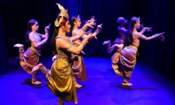 La compagnie de danse Apsara Prumsodun OK & Natyarasa se produit à Phnom Penh, le 31 août 2019