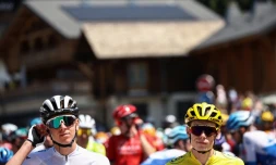 Tadej Pogacar et le maillot jaune Jonas Vingegaard avant le départ de la 15e étape du Tour de France, le 16 juillet 2023 aux Gets