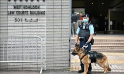 Un policier devant le tribunal de West Kowloon le jour de l'ouverture du procès du magnat pro-démocratie Jimmy Lai à Hong Kong, le 18 décembre 2023