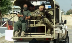 Des forces de sécurité irako-kurdes patrouillent dans la banlieue est de Kirkouk, le 22 octobre 2016 pour chasser les jihadistes