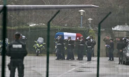 Des gendarmes portent le cercueil, recouvert d'un drapeau tricolore, du lieutenant-colonel Arnaud Beltrame à l'aéroport de Carcassonne