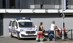Une voiture de police stationnĂ©e devant le lycĂ©e Louis Armand oĂč une Ă©lĂšve de 15 ans a Ă©tĂ© poignardĂ©e lundi soir par un camarade de classe, le 13 septembre 2016 Ă Gleize