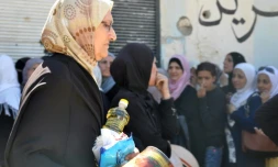 Des habitants de Deir Ezzor reçoivent de l'aide alimentaire, le 8 septembre 2017
