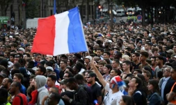 La liesse des supporters dans une fan zone à Paris après la qualification des Bleus en finale du Mondial-2018 en Russie, le 10 juillet 2018