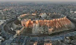 Vue aérienne de la citadelle historique d'Alep et ses environs endommagés par la guerre en Syrie, après l'entrée des jihadistes et de leurs alliés dans cette ville du nord de la Syrie, le 30 novembre 2024
