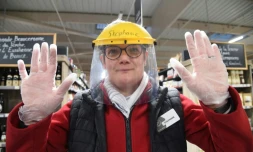 Une caissière dans un supermarché d'Illiers-Combray, dans le nord-ouest de la France, le 16 mars 2020