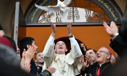 Le Pape François libère une colombe comme symbole de la paix dans l'église catholique St Simon Bar Sabbae à Tbilissi le 30 septembre 2016