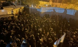 Des manifestants assis sur le toit d'un bùtiment situé à cÎté de l'ambassade de SuÚde à Bagdad, le 20 juillet 2023