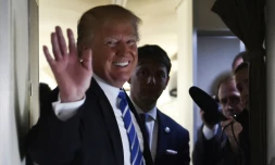 Le président américain Donald Trump, le 5 avril 2018 à bord de l'avion présidentiel Air Froce One à Washington