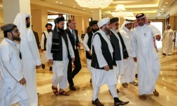Des membres des talibans s'apprĂȘtent Ă participer au dialogue avec des responsables afghans Ă Doha, le 7 juillet 2019