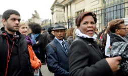 Parmi les 2.015 enfant réunionais déplacés en France, plusieurs manifestent devant l'Assemblée nationale, le 18 février 2014