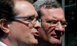 Jérôme Triomphe (à gauche) et Jean Paillot (à droite), avocats des parents de Vincent Lambert, un homme tétraplégique en état végétatif depuis une décennie, ont parlé à la presse à leur arrivée à l'hôpital Sébastopol de Reims, le Le 21 mai 2019.