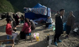 Des habitants campent sur une colline par peur des répliques à Zhangzha dans la province du Sichuan (sud-ouest de la Chine) le 10 août 2017, au surlendemain d'un séisme qui a fait au moins 20 morts