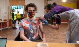 Le docteur Kate Martin injecte une dose du vaccin AstraZeneca à un patient dans un centre de vaccination à Sheffield, dans le Nord de l'Angleterre, le 20 février 2021.