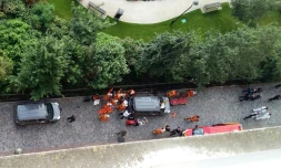Pompiers et médecins prodiguent des soins aux militaires blessés par une BMW qui a délibérément foncé sur eux devant leur local de Levallois-Perret (Hauts-de-Seine), à l'ouest de Paris le 9 août 2017