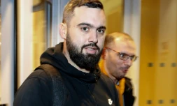 Eric Drouet, accompagné de son avocat, sort de sa garde à vue le 23 décembre 2018, aprÚs son interpellation lors d'une manifestation de "gilets jaunes" à Paris