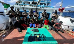 Photo diffusĂ©e le 30 janvier 2024 par la marine indienne d'un groupe de pirates dĂ©tenus aprĂšs que la marine indienne a libĂ©rĂ© un bateau de pĂȘche iranien dĂ©tournĂ© par des pirates somaliens, au large des cĂŽtes de la Somalie et Ă quelque 850 milles nautiques (environ 1.550 km) Ă l'ouest de la ville indienne de Koch