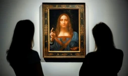 Des employés de Christie's regardent le 22 octobre 2017 à Londres le tableau du peintre italien Léonard de Vinci adjugé 450,3 millions de dollars le 15 novembre 2017 à New York