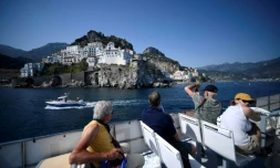 Des touristes sur un bateau au large de la cĂŽte amalfitaine, en Italie, le 2 juillet 2020