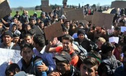 Des réfugiés d'Afghanistan protestent contre la fermeture de la frontiÚre entre la GrÚce et la Macédoine le 22 février 2016