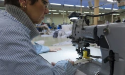 Une couturiĂšre de "Blanc des Vosges", Ă sa table de travail, le 25 janvier 2016 Ă Gerardmer