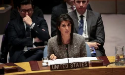Nikki Haley, ambassadrice américaine auprès des Nations-Unies, à la tribune lors d'une réunion d'urgence le 29 novembre 2017, à New York