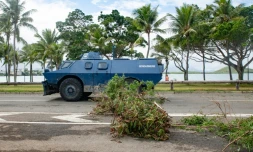 Un véhicule blindé de la gendarmerie passe sur la Promenade Pierre Vernier, à Nouméa, le 15 mai 2024
