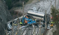Des enquêteurs et services d'urgence sur le site d'une collision entre deux trains à grande vitesse qui a fait au moins 42 morts à Adamuz, dans le sud de l'Espagne, le 20 janvier 2026
