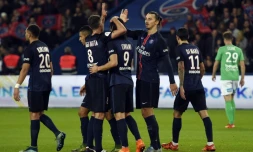 Les joueurs du PSG se congratulent après le but de Zlatan Ibrahimovic contre Saint-Etienne, le 25 octobre 2015 au Parc des Princes