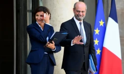 La secrétaire d'Etat chargée de l'éducation prioritaire Nathalie Elimas (G) et le ministre français de l'Education, de la Jeunesse et des Sports Jean-Michel Blanquer (D) quittent le palais présidentiel de l'Elysée après le conseil des ministres hebdomadaire à Paris, le 1er septembre 2021