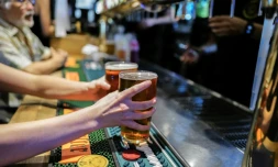 Les Français boivent toujours beaucoup d'alcool, mais moins qu'avant, et les femmes ont tendance à rattraper les hommes lorsqu'il s'agit de "consommation ponctuelle excessive", selon une étude des autorités sanitaires