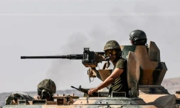 Des soldats turcs dans un tank en route pour la Syrie depuis la ville frontaliÚre turque de Karkamis, le 27 août 2016