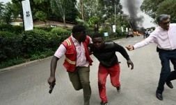 Un homme blessé évacué d'un complexe de Nairobi regroupant un hôtel et des bureaux, où une forte explosion a été suivie pendant plus d'une heure de tirs nourris, le 15 janvier 2019