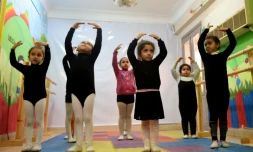 Des fillettes égyptiennes en justaucorps noir et collant blanc essayent de suivre les amples et élégants mouvements de bras de leur professeur de danse le 17 février 2017 à Minya au sud du Caire en Égypte