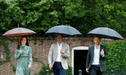 Les princes Harry (D) et William avec sa femme Catherine au palais de Kensington à Londres, le 30 août 2017