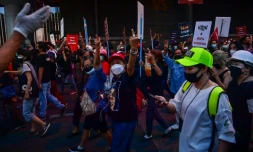 Des manifestants protestent contre une décision de la Cour constitutionnelle assimilant l'appel à réformer la royauté à une tentative de renversement de la puissante monarchie, le 14 novembre 2021 à Bangkok