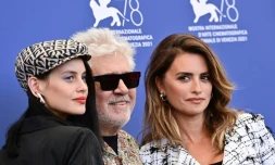 L'actrice espagnole Milena Smit, le réalisateur Pedro Almodovar et son actrice fétiche Penelope Cruz à la Mostra de Venise le 1er septembre 2021, pour présenter "Madres paralelas".