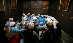 Des pèlerins chrétiens du Nigeria prient sur le lieu de naissance présumé de Jésus, dans la basilique de la Nativité à Bethléem, le 24 décembre 2018 en Cisjordanie