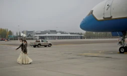Des femmes en costume traditionnel Kirghiz, le 31 octobre 2015, à l'aéroport de Manas auprès duquel s'est écrasé un avion-cargo turc