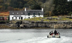 Un bateau approche de l'île d'Ulva, le 20 octobre 2017 en Ecosse